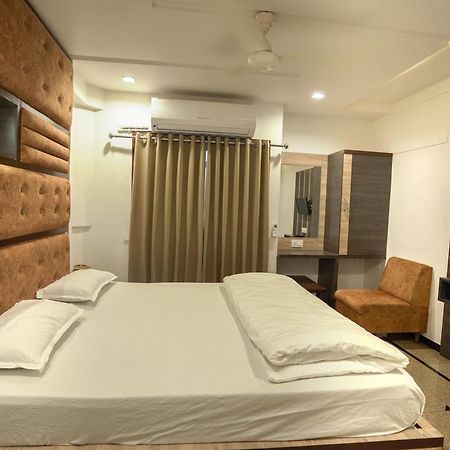 Hotel Shertown Ахмедабад Екстериор снимка