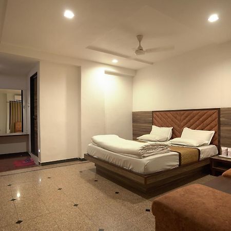 Hotel Shertown Ахмедабад Екстериор снимка