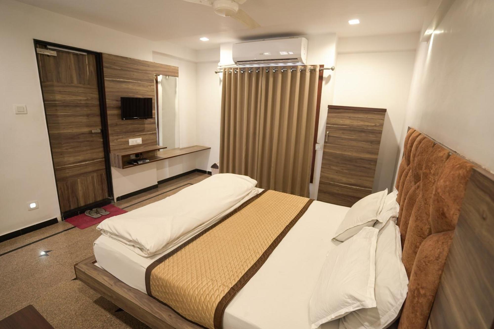 Hotel Shertown Ахмедабад Екстериор снимка