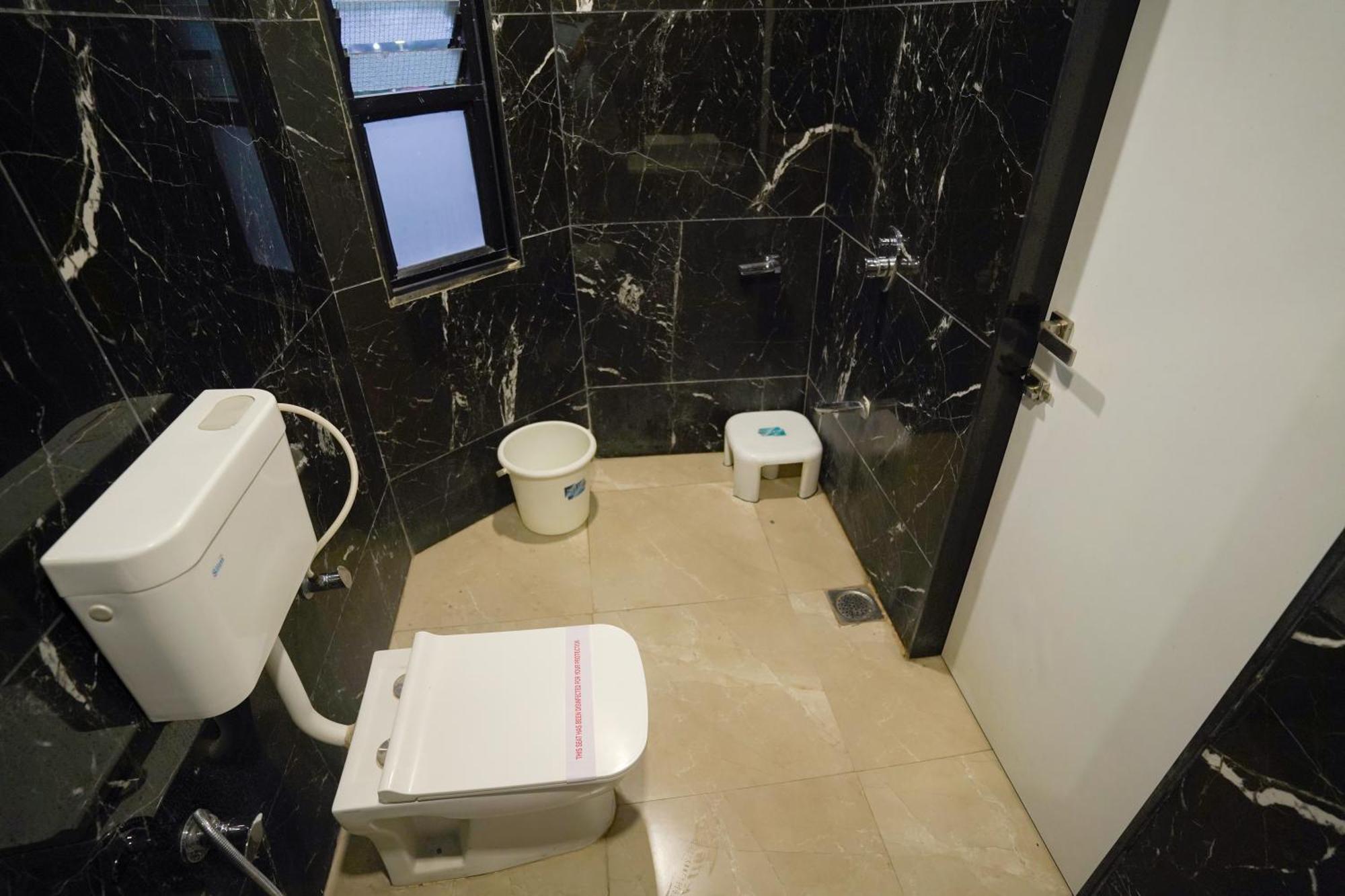Hotel Shertown Ахмедабад Екстериор снимка