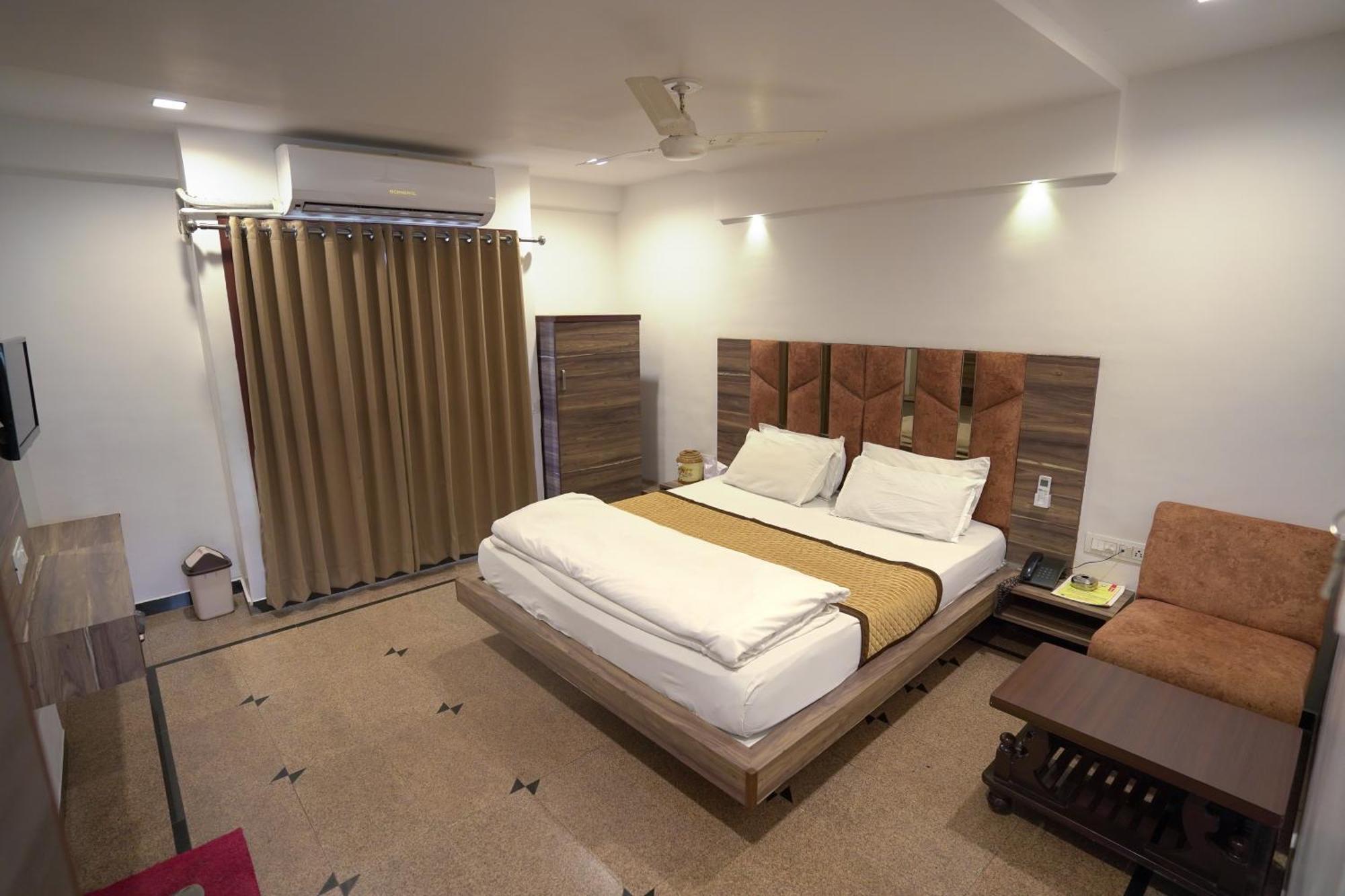 Hotel Shertown Ахмедабад Екстериор снимка