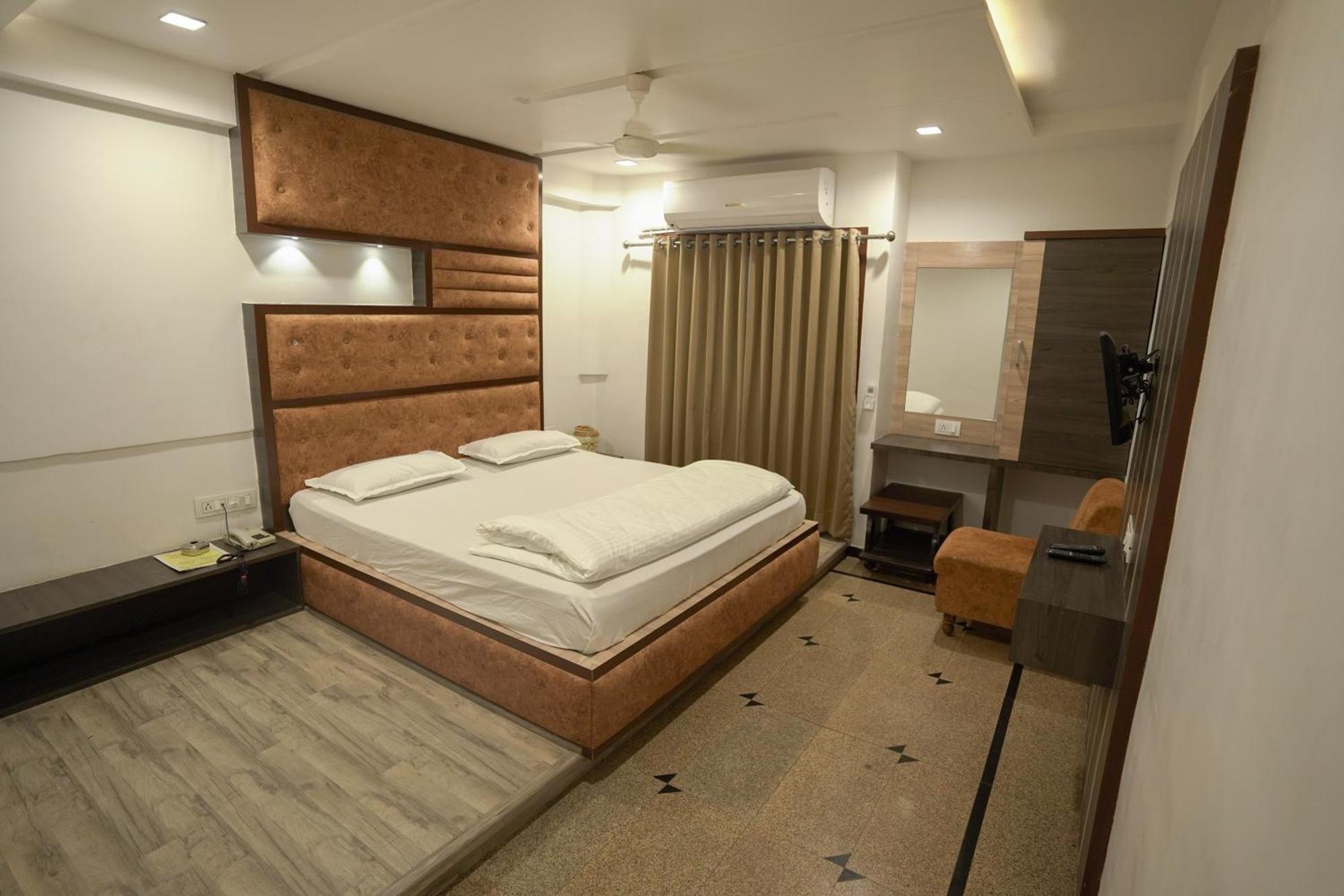 Hotel Shertown Ахмедабад Екстериор снимка