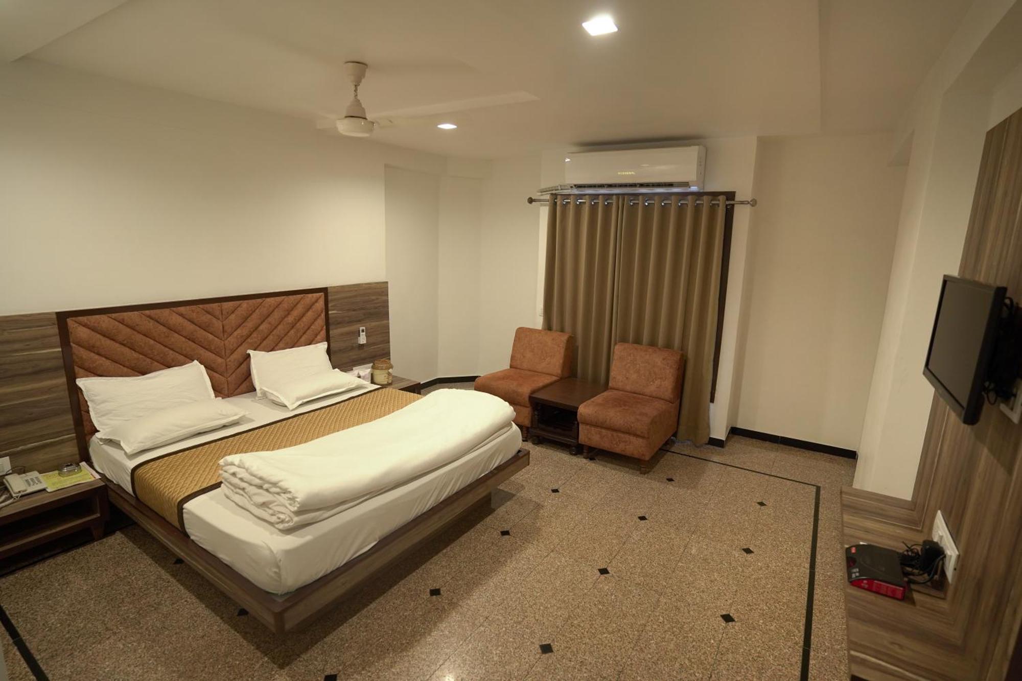 Hotel Shertown Ахмедабад Екстериор снимка