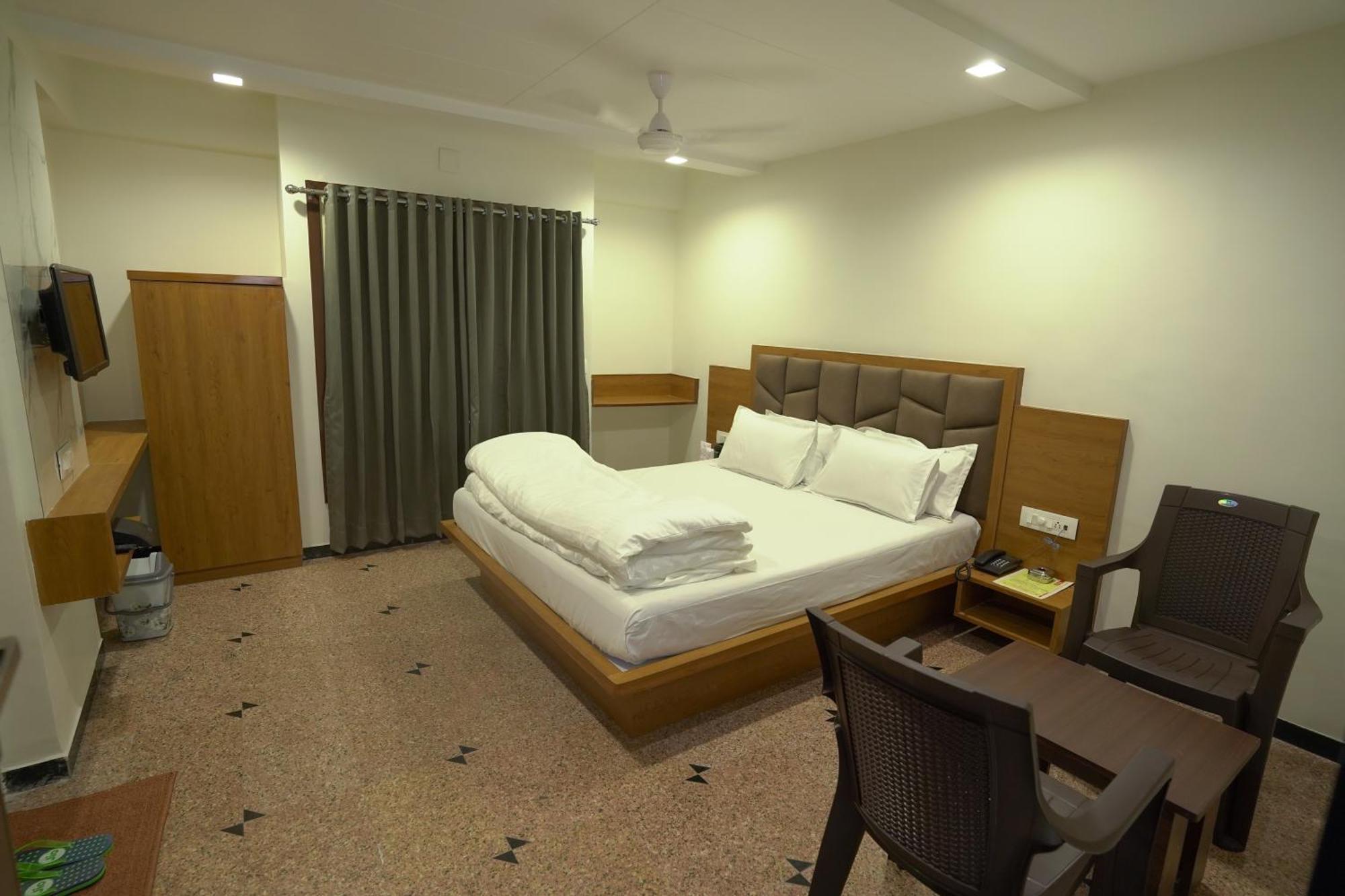 Hotel Shertown Ахмедабад Екстериор снимка