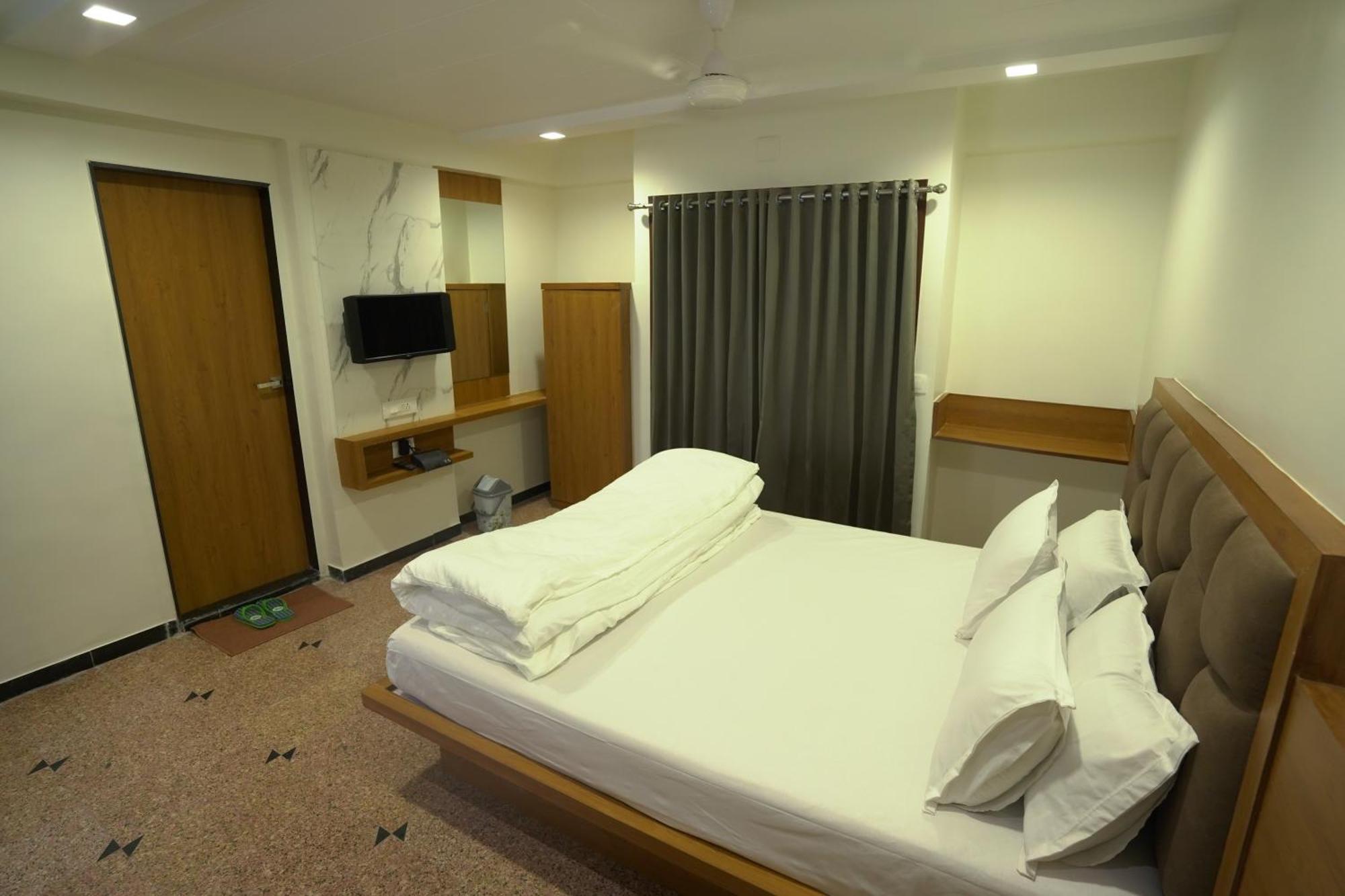 Hotel Shertown Ахмедабад Екстериор снимка