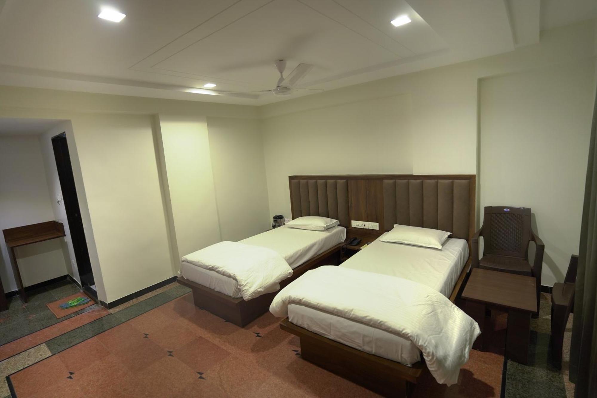 Hotel Shertown Ахмедабад Екстериор снимка