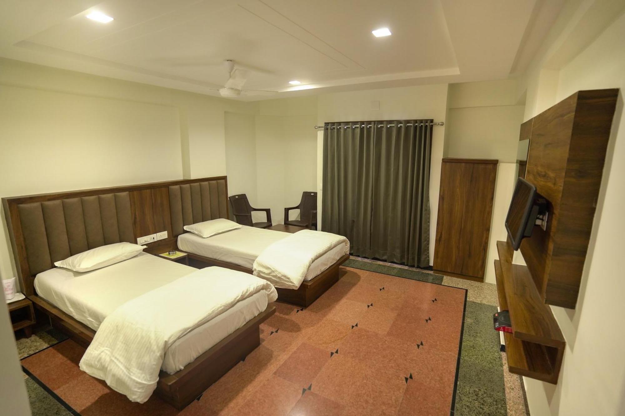 Hotel Shertown Ахмедабад Екстериор снимка