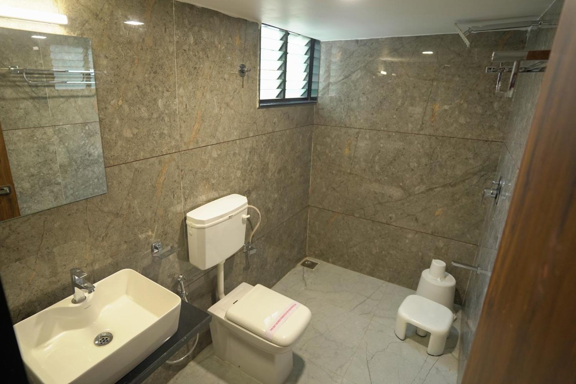 Hotel Shertown Ахмедабад Екстериор снимка