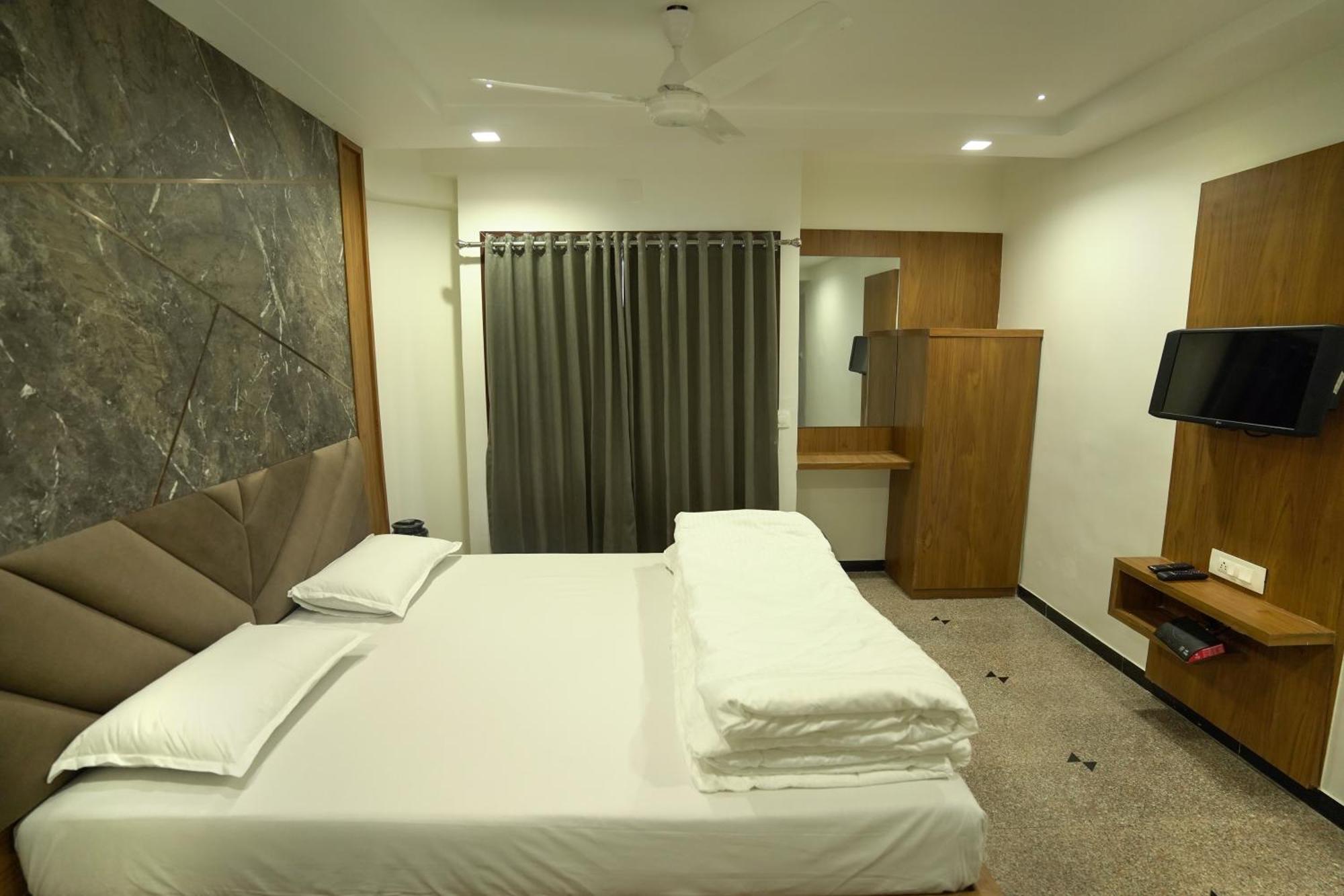 Hotel Shertown Ахмедабад Екстериор снимка