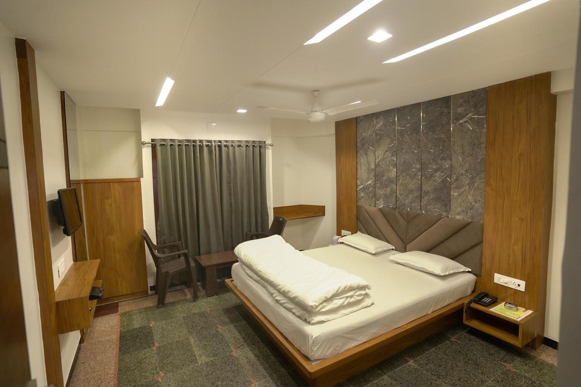 Hotel Shertown Ахмедабад Екстериор снимка