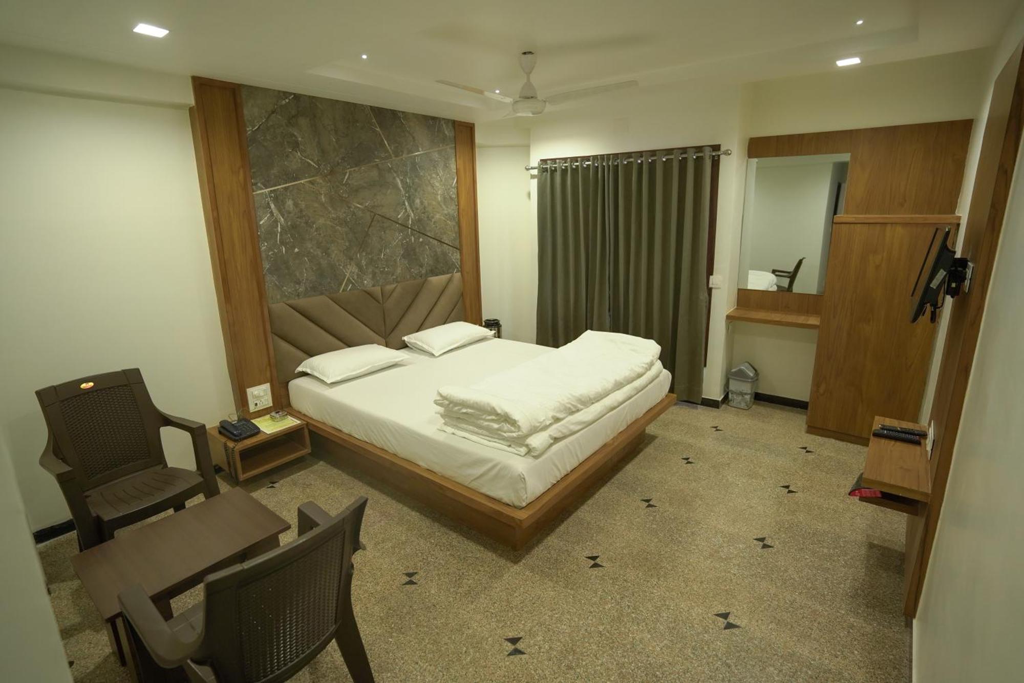 Hotel Shertown Ахмедабад Екстериор снимка