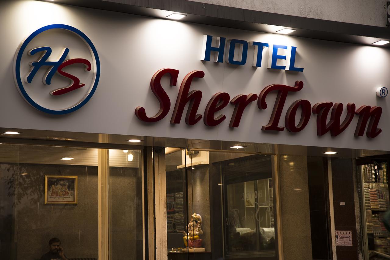 Hotel Shertown Ахмедабад Екстериор снимка